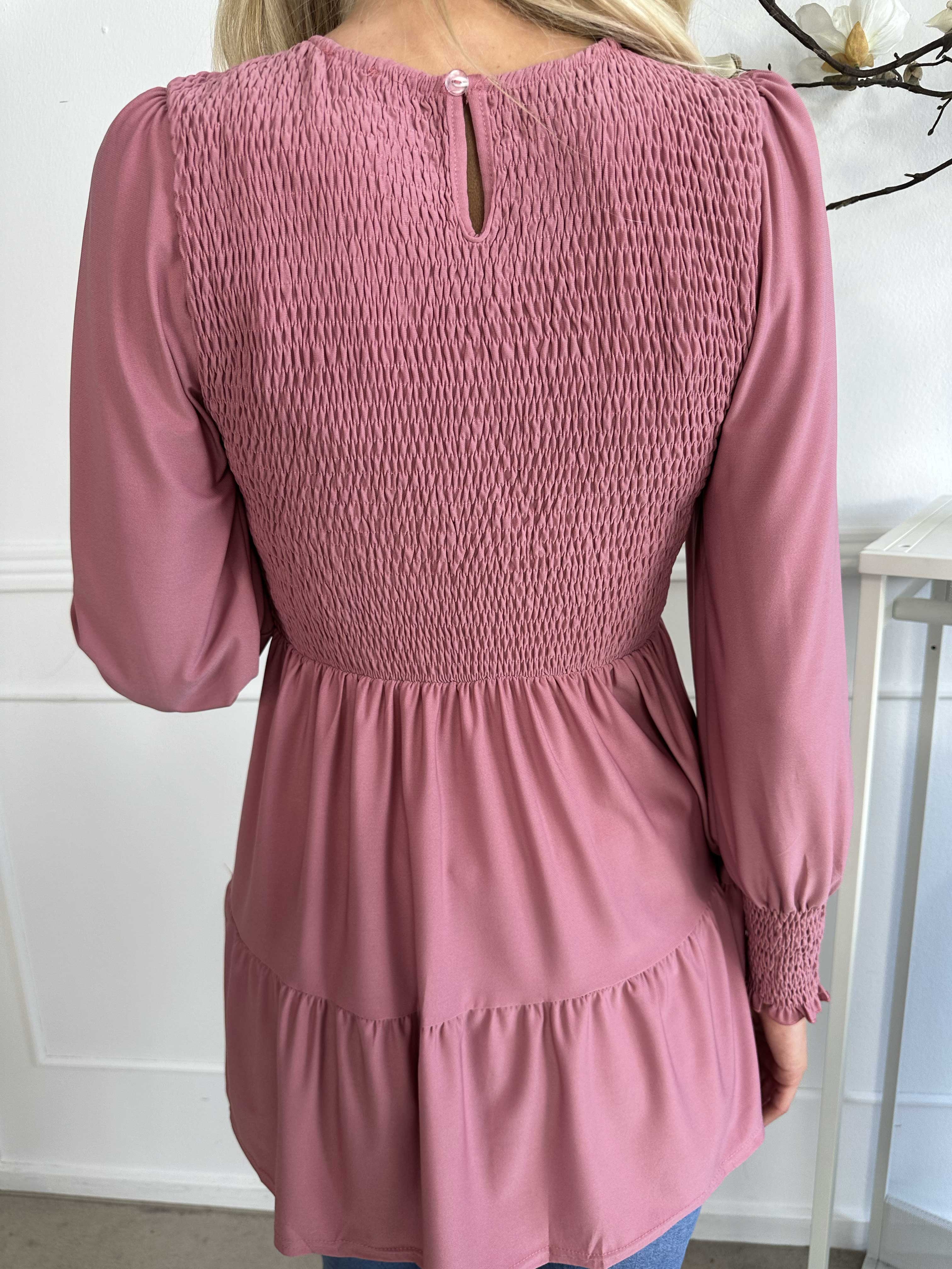 Kelly Shirt - Elastisk bluse med smock henover brystet
